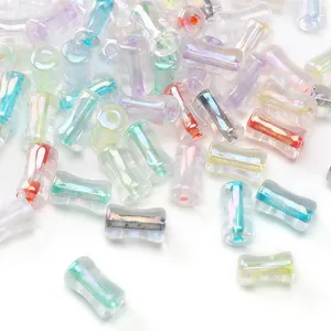 Macro detail van iriserende kleurrijke glazen buiskraaltjes voor DIY sieraden