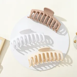 Drei 11cm große, matte Haarklammern in Braun, Weiß und Beige für dickes Haar