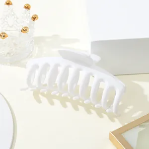 Nahaufnahme einer mattweißen 11 cm Haarklammer mit glattem Mehrzahn-Verriegelungsdesign