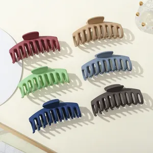 Set van 6 matte vierkante haarklemmen in Morandi-kleuren voor dik haar op beige basis