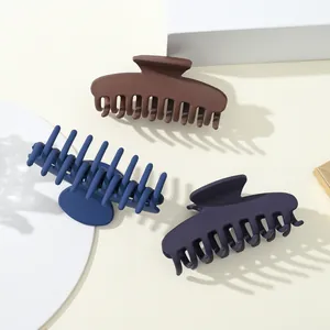 Tre grandi mollette per capelli opache in marrone, blu navy e viola per donna