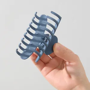 Grande pinza per capelli blu opaco per capelli folti tenuta in mano per scala
