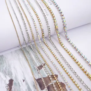 Diverses tailles de chaînes tennis avec griffes en or et argent, strass et cristaux AB