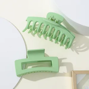 Detail van matte muntgroene haarklemmen set met een gladde rubberen afwerking tekstuur