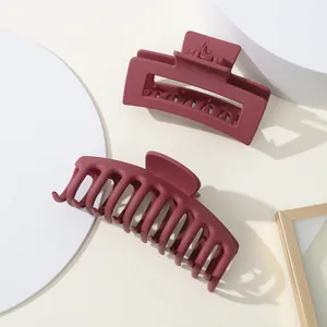 Detail van matte donker bordeauxrode haarklemmen set met rechthoekige ontwerpen