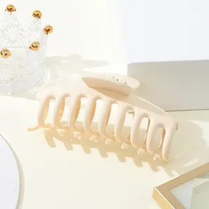 Detail der 11 cm langen, matten beige Haarklammer mit abgerundeten Zinken für dickes Haar