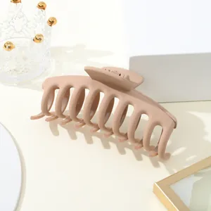 Detailansicht der 11 cm großen beige-matten Haarklammer auf elegantem Hintergrund