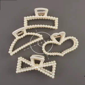 Elegantes Set aus vier großen beigen Perlenhaarklammern in geometrischen Formen mit Goldmetall