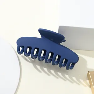 Vista dettagliata di una grande clip per capelli blu navy opaco per acconciature