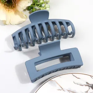 Detail van matblauwe grote haarklemmen set met elegante matte afwerking en stevige grip