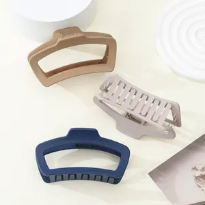 Nahaufnahme großer matter Haarklammern in Khaki, Hellgrau und Dunkelblau für Damen