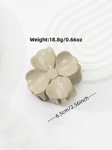 Detailansicht der Größe einer glänzenden cremefarbenen Blumen-Haarklammer mit 6.5cm Länge