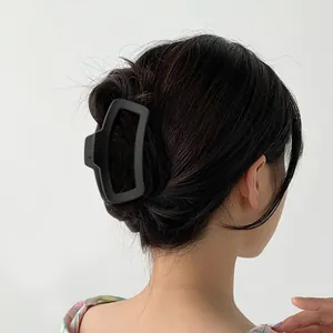 Große matte schwarze geometrische Haarklammer für elegantes Haarstyling im Alltag