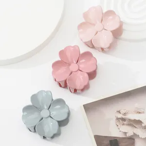 Detailansicht der glänzenden Blumen-Haarklammern in pastellrosa und blauen Morandi-Tönen