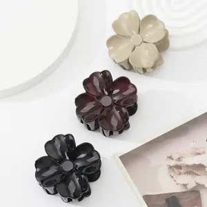 Glänzende Blumen-Haarklammern in Beige, Braun und Schwarz auf weißem Display