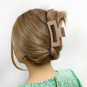 Klassische matte rechteckige Haarklammer in Beige für elegante Damenfrisuren