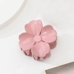 Nahaufnahme der rosa Blumen-Haarklammer mit glänzendem Harz-Finish und Federzähnen