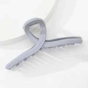 Detail der 13cm graublauen matten Haarklammer mit strukturiertem Kreuz-Twist-Design