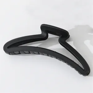 Pinza de pelo negra mate minimalista para mujer con un diseño geométrico elegante