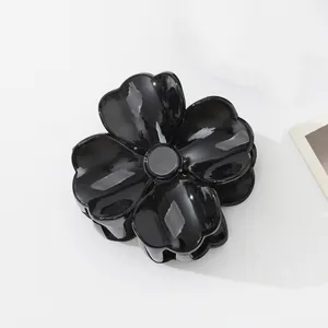 Detailansicht einer glänzenden schwarzen Kamelien-Haarklammer für elegantes Haarstyling