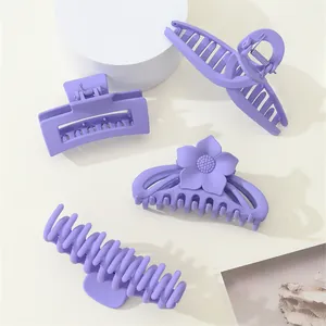 Lot de quatre pinces à cheveux violettes mates aux motifs floraux et géométriques variés