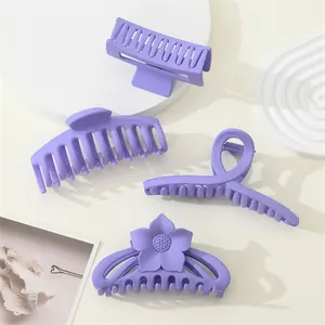 Lot de quatre pinces à cheveux violet mat incluant des modèles rectangulaires et à fleurs