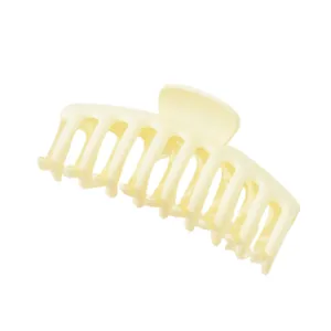 Pince à cheveux classique crème mate avec design minimaliste pour femmes élégantes