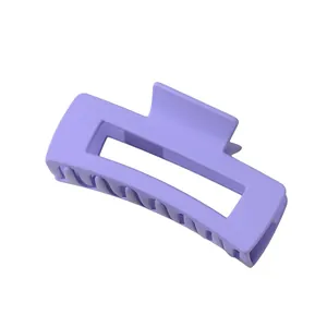 Pince à cheveux rectangulaire violet clair mat avec un design creux minimaliste pour femme