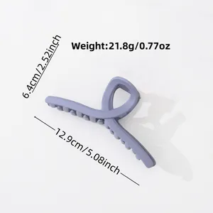 Matter lavendelfarbener 13cm großer Haarklammer für Damen mit elegantem Überkreuzdesign