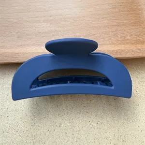 Pinza per capelli grande blu opaco con design a incavo e denti interni resistenti