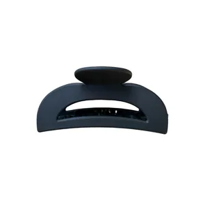 Grande molletta per capelli nero opaco con design a intaglio minimalista da donna