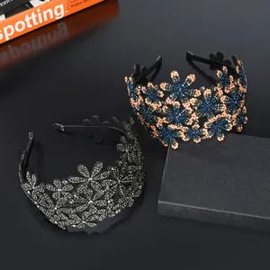 Serre-tête floral vintage avec cristaux tchèques sur fond noir, vue de dessus