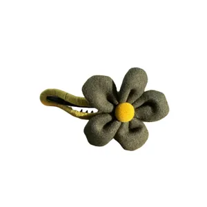 Winter Plüsch Blumen Haarklammer mit dunkelgrünen Blüten und gelbem Staubblatt für Damen