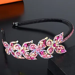 Details des rosa Kristall-Haarreifs mit rutschfesten Zähnen und glänzenden Strasssteinen