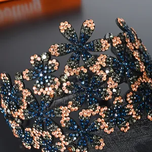 Détail de serre-tête floral vintage avec cristaux bleus et champagne sur bandeau noir