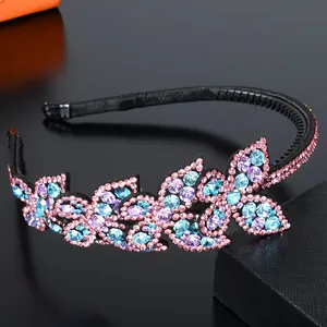 Detail eines Kristall-Schmetterlings-Stirnbands mit rosa und blauen Strasssteinen am Reif