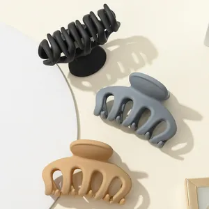 Matte 7cm Haarklammern in Schwarz, Grau und Beige mit gewelltem Zahndesign