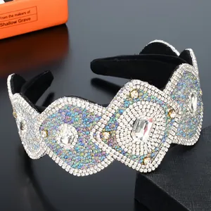 Dettaglio macro di una lussuosa fascia larga con strass e motivi floreali di cristallo