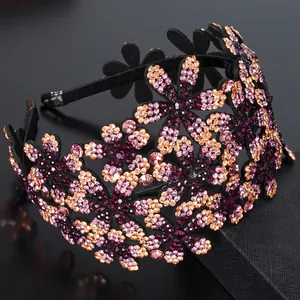 Détail d'un large serre-tête de luxe avec grandes fleurs vintage en cristaux rose et violet