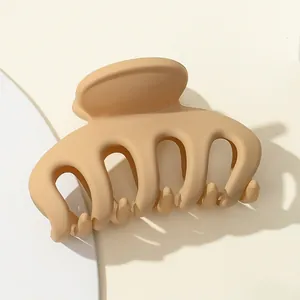 Nahaufnahme der 7cm mattbeigen Haarklammer mit glatter Textur und robustem Federmechanismus