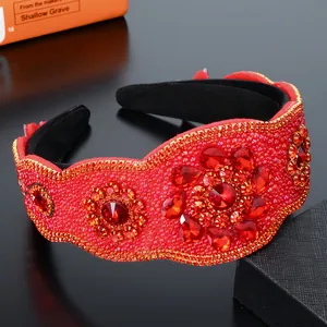 Dettaglio di cerchietto rosso con motivi floreali in strass e perline di alta qualità