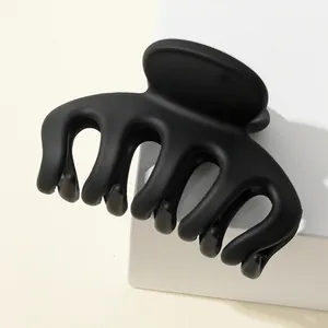 Makro-Detail der 7cm Haarklammer mit mattschwarzer Frost-Optik und robustem Fünf-Zahn-Design