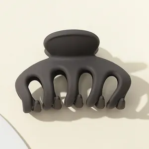 Makroansicht einer 7cm matt-dunkelgrauen Haarklammer mit Oktopus-Zähnen für Damen