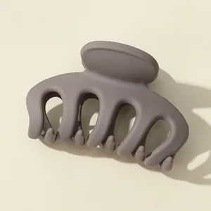 Detail der 7cm matten grauen Haarklammer mit mattiertem Finish und starken Zähnen