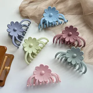 Matte Blumen-Haarklammern in Pastellfarben wie Flieder und Minze für Damenfrisuren