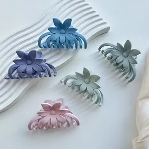 Matte Blumen-Haarklammern in verschiedenen Macaron-Farben wie Marineblau, Lila und Mint