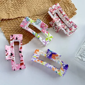 Set mit quadratischen Haarklammern mit bunten Blumenmustern für Damen im Frühling
