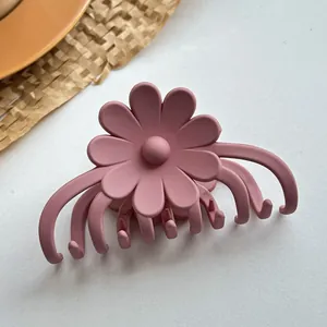 Detailansicht der staubrosa Blumen-Haarklammer mit matter Textur und Gänseblümchen-Design