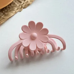 Detail von rosa mattierter Gänseblümchen-Haarklammer mit festen Zähnen für Styling