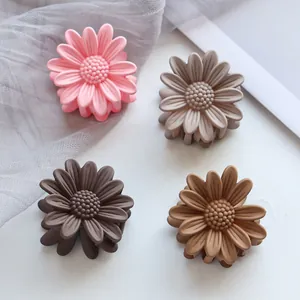 Kleine matte Gänseblümchen-Haarklammern in Rosa, Lila und Kaffeetönen für Damen